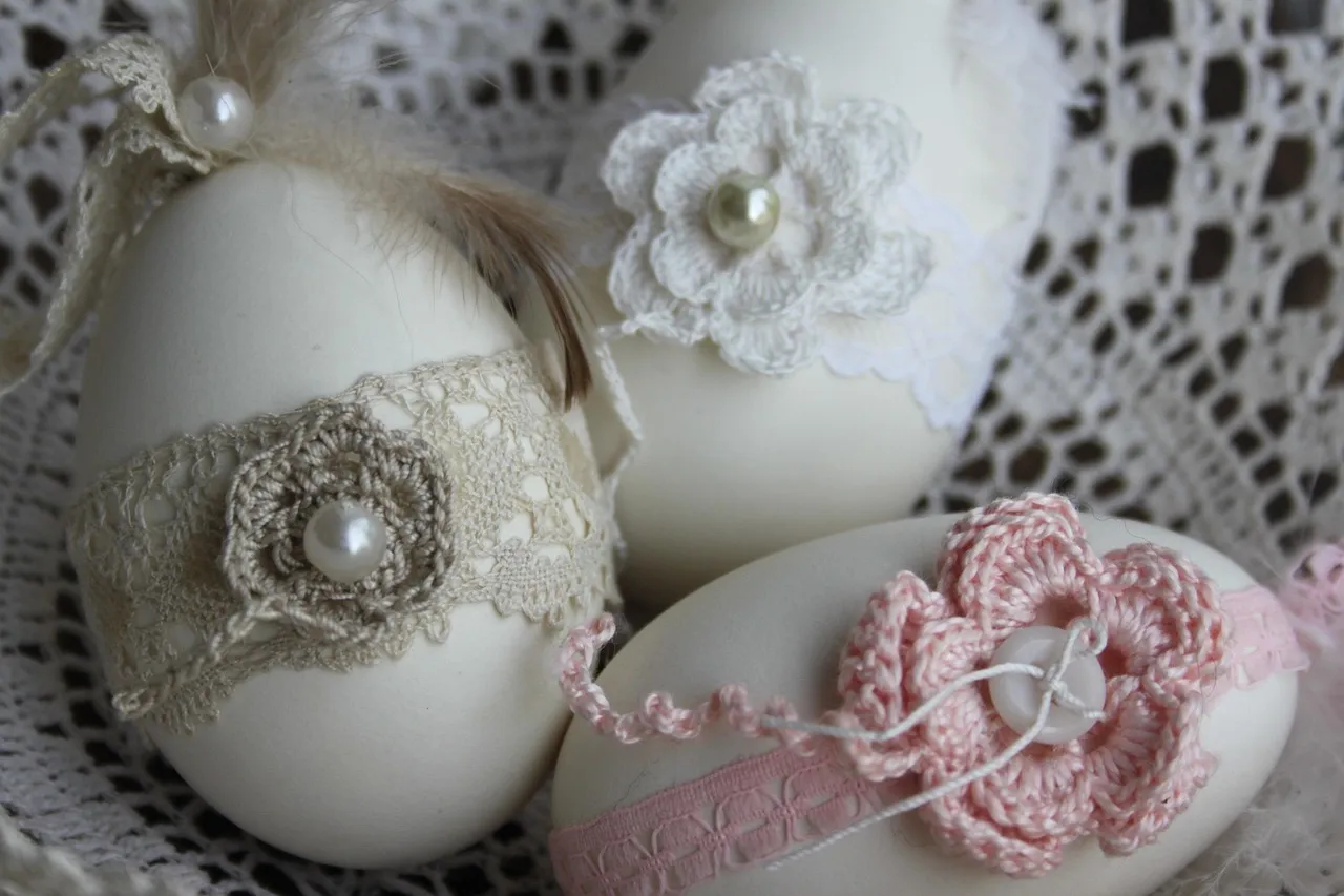 how to use crochet flowers on your scrapbook page;crochet flower scrapbook layouts; crochet flower page inspiration; using crochet flowers on layouts; yarn flower scrapbook embellishments; document memories using crochet flowers;