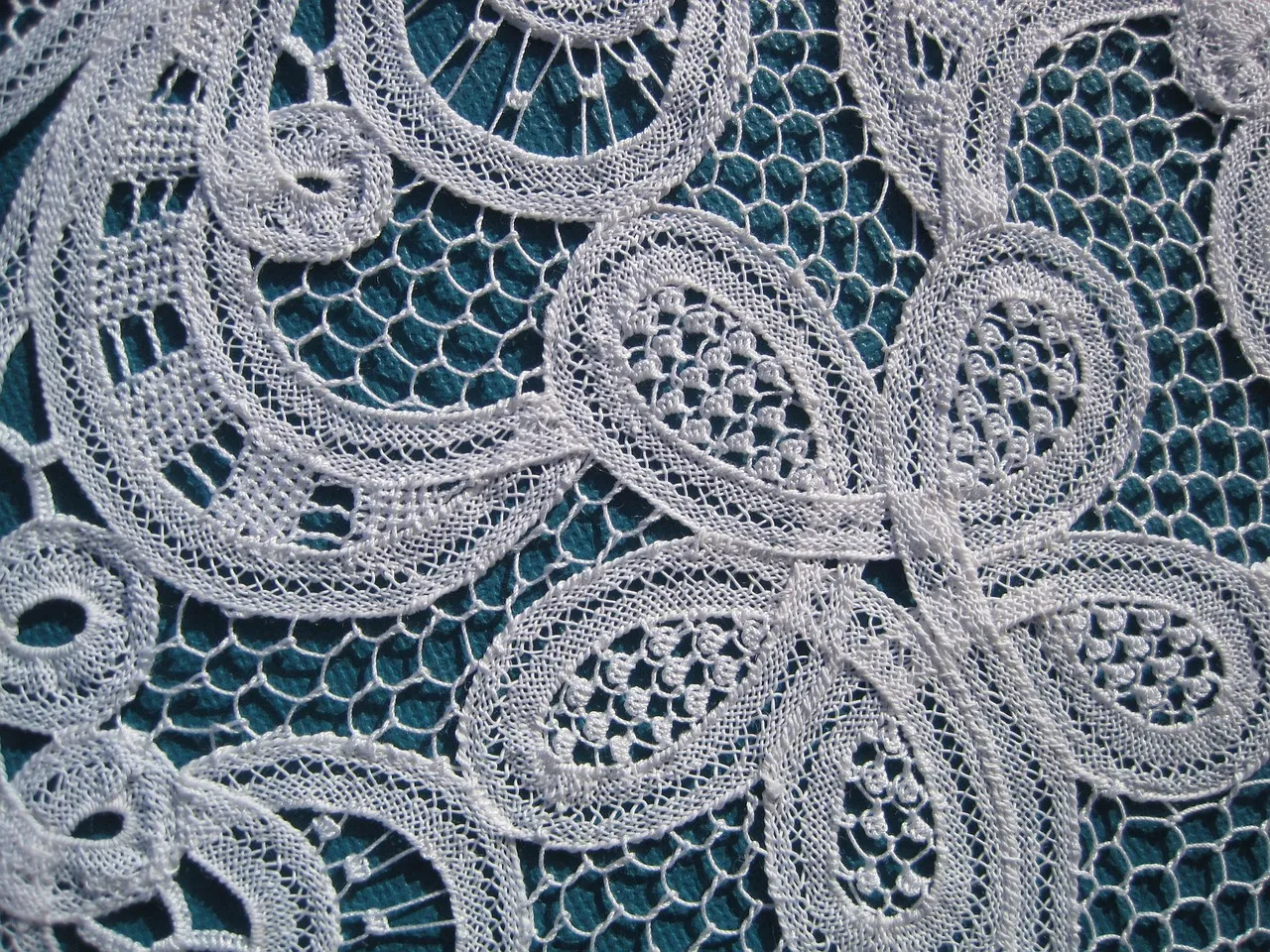 how to use embroidery and stitching on your scrapbook page; embroidery and stitching scrapbook layouts;